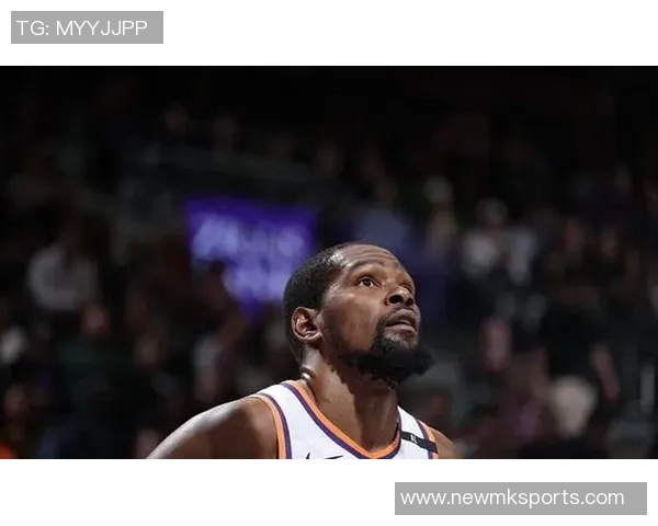 杜兰特苦战上半场表现抢眼砍下全队最高15分助力球队奋战 杜兰特苦战上半场表现抢眼砍下全队最高15分助力球队奋战