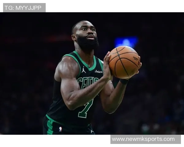 杰伦布朗表现平平18投9中贡献26分8篮板4助攻2抢断罚球命中率尚可